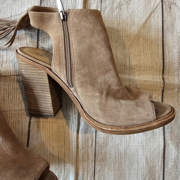 Vince Camuto Women's Size 8 Kyleena Open Toe Block Heel Fringe Festival Shoe - Picture 3 of 13